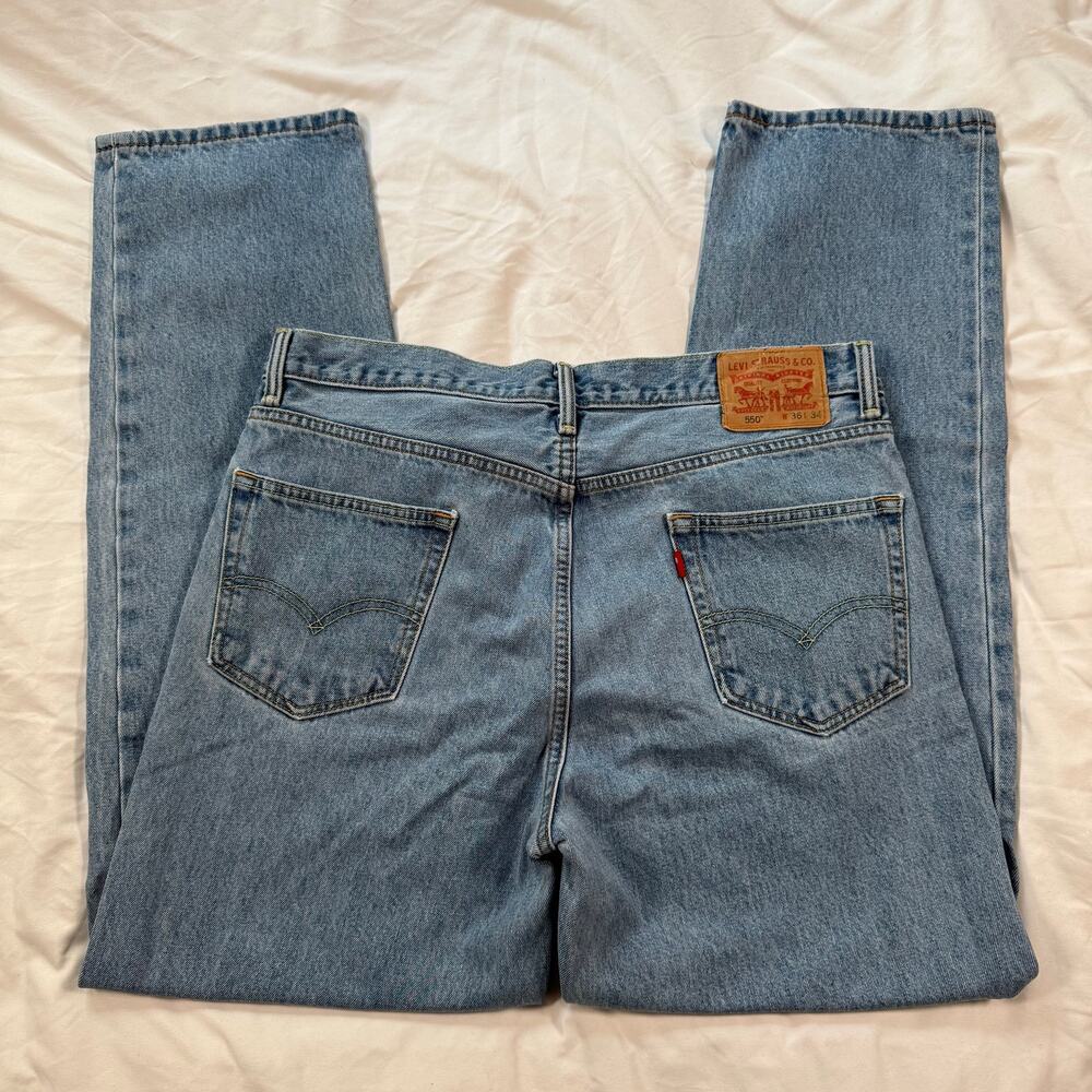 550 Levis light wash jeans straight leg denim 36W x 34L